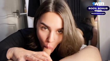 Красотка строчит минет на коленях перед зеркалом