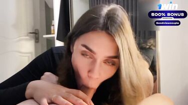 Красотка строчит минет на коленях перед зеркалом