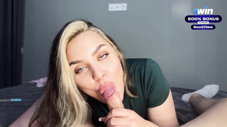 Голубоглазая няшка практикует технику минета на хуе сводного брата