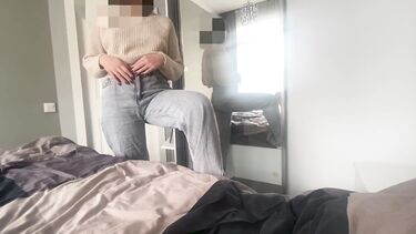 Строчит минет перед зеркалом и ебет парня сверху