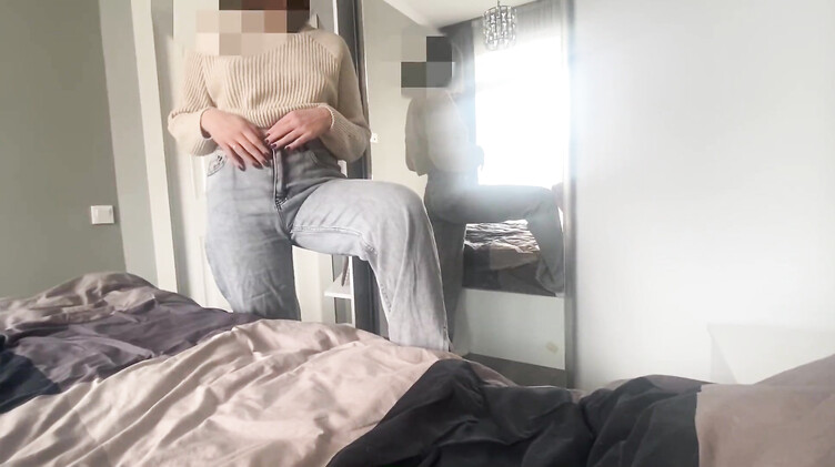 Строчит минет перед зеркалом и ебет парня сверху