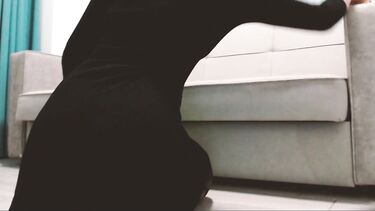 Пацан по-быстрому трахнул застрявшую в диване служанку