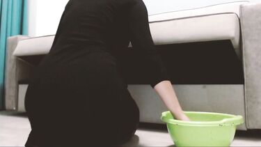 Пацан по-быстрому трахнул застрявшую в диване служанку