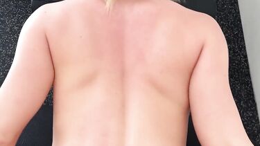 Голая спортсменка сосет и трахается на тренажерах