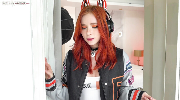 Курьер заменил порноактера и жестко отодрал рыжую Свити Фокс в наручниках