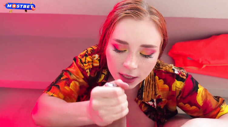 Большие задницы от первого лица: Муж трахает барменшу в отеле на Пхукете за спиной у жены