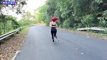 Выебал после утренней пробежки девку с трусиками во рту