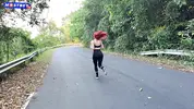 встречает на утренней пробежке красивую спортсменку
