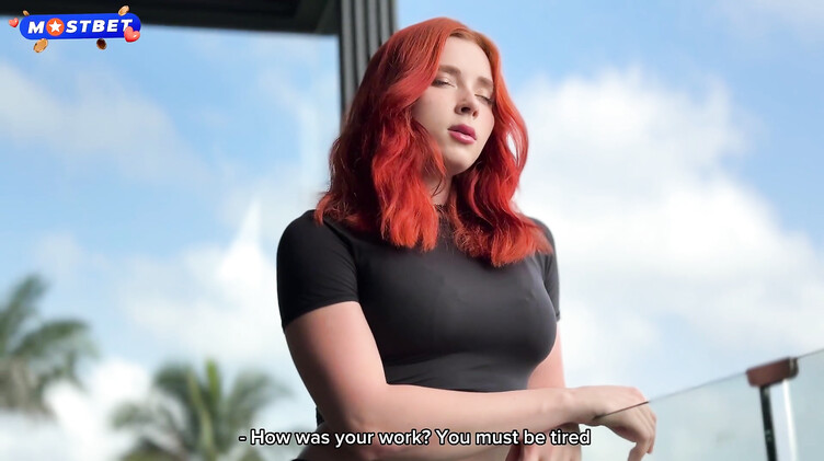 Рыжая красотка с большой жопой делает футджоб парню и трахается с ним с видом на море