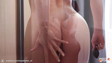 Рыжая фитоняшка в лосинах трахается в попку после тренировки в спортзале