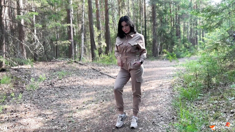 Качок отодрал незнакомку на бревне в лесу