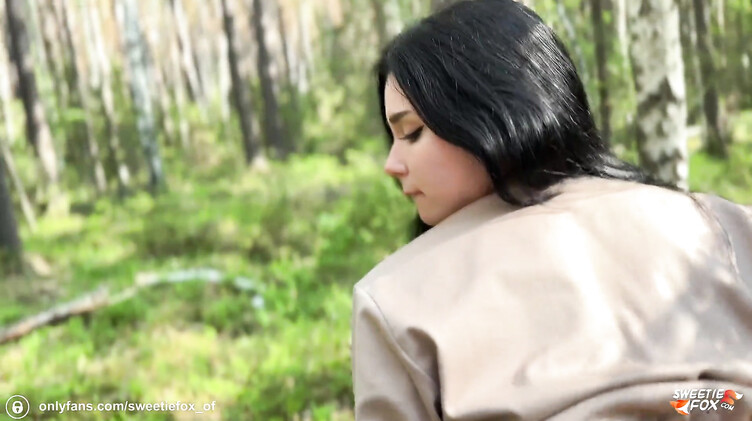 Качок отодрал незнакомку на бревне в лесу