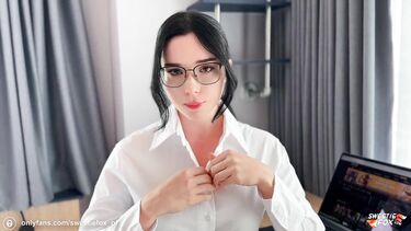 Наказывает секретаршу, пойманную на мастурбации на работе