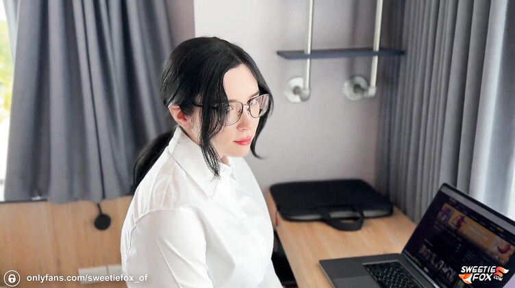 Наказывает секретаршу, пойманную на мастурбации на работе