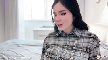 Учит младшую сестру сосать, подставив член вместо тренажера