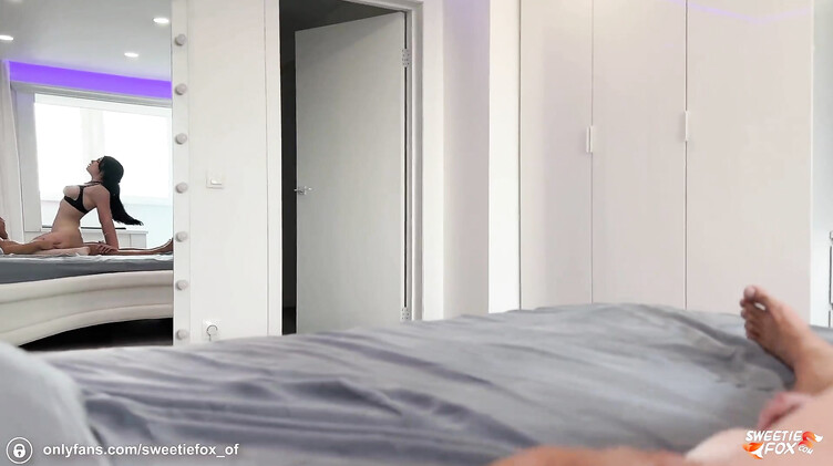 Учит младшую сестру сосать, подставив член вместо тренажера