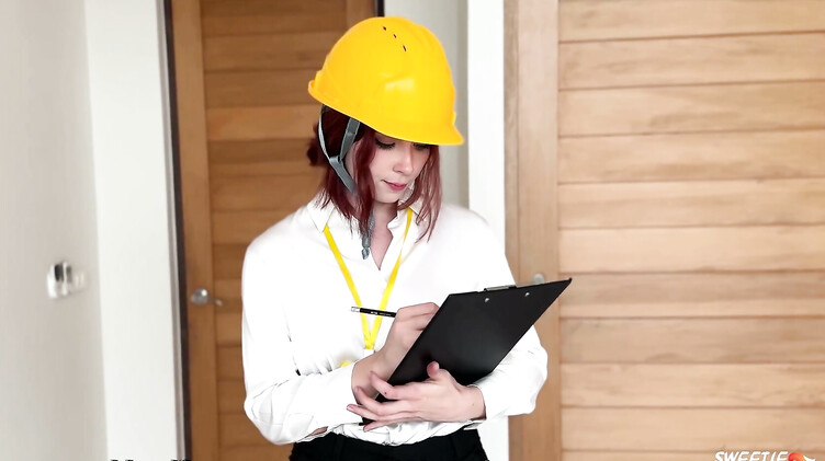 Рыжая инспекторша проводит осмотр члена владельца массажного салона