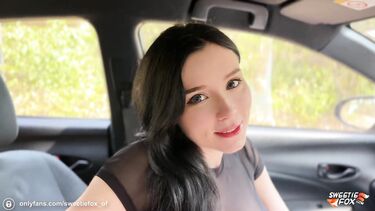 Свити Фокс в рваных джинсах сосет член в машине и получает кончу в рот