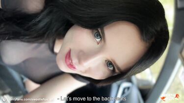 Свити Фокс в рваных джинсах сосет член в машине и получает кончу в рот