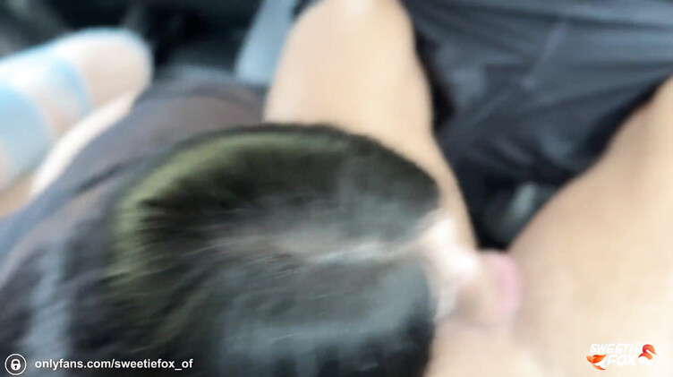 Стоячие сиськи: Свити Фокс в рваных джинсах сосет член в машине и получает кончу в рот