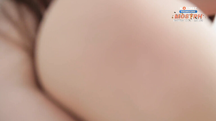 Студентка в порванных колготках трахает себя самотыком и кончает