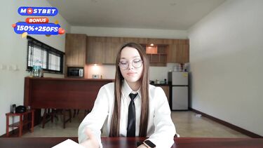 Молодая русская психолог трахается на столе с клиентом во время сеанса психотерапии