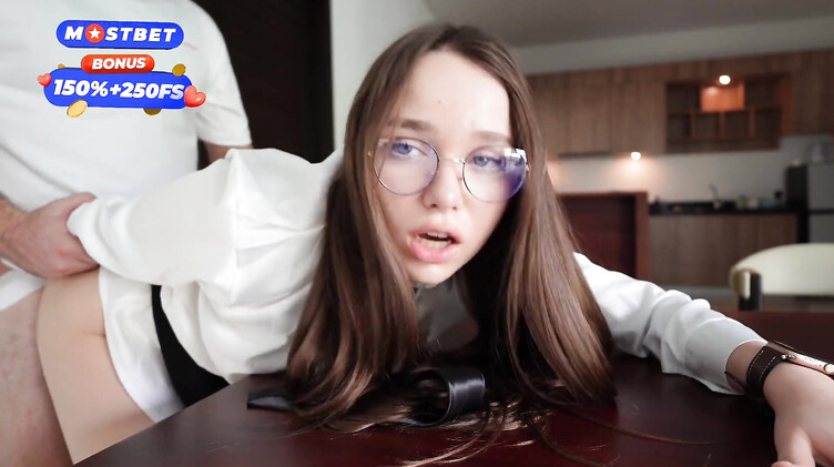 Молодая русская психолог трахается на столе с клиентом во время сеанса психотерапии