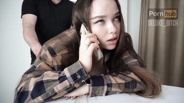 Чпокается со сводным братом, разговаривая по телефону с бойфрендом