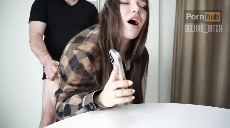 Чпокается со сводным братом, разговаривая по телефону с бойфрендом