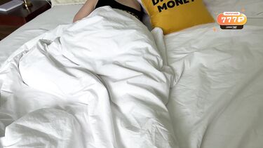 Анал лежа на спине: Сводная сестра грызет подушку от грубой ебли раком