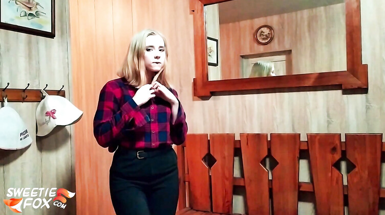 Блондинка сосет и получает сперму на лицо в парилке бани