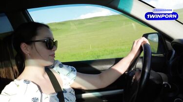 Заглохнешь - выебу! Начинающая водитель сосет хуй и трахается в машине