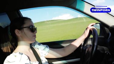 Заглохнешь - выебу! Начинающая водитель сосет хуй и трахается в машине