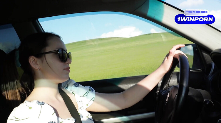 В машине: Заглохнешь - выебу! Начинающая водитель сосет хуй и трахается в машине