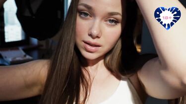 Брюнетки с маленькой грудью: Миллионный покупатель! Бонусом к пицце доступ к пизде курьерши