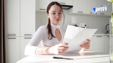 Молодая девушка психолог трахается с клиентом до кремпая в киску