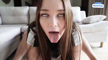 Помог сводной сестре вынуть анальную пробку и выебал милашку