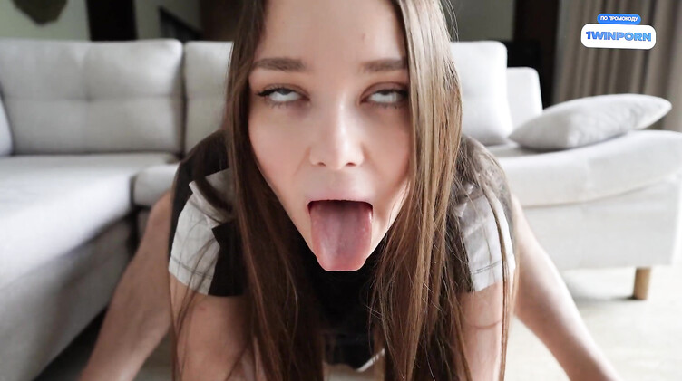 Помог сводной сестре вынуть анальную пробку и выебал милашку