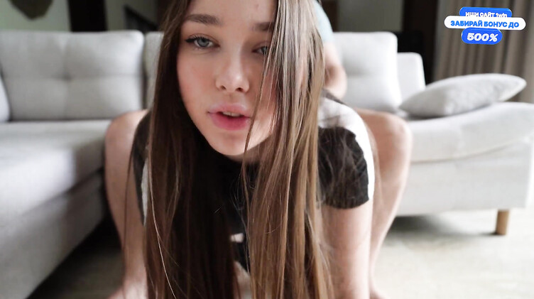 Помог сводной сестре вынуть анальную пробку и выебал милашку