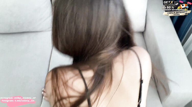 Школьница трахается с одноклассником с маленьким членом