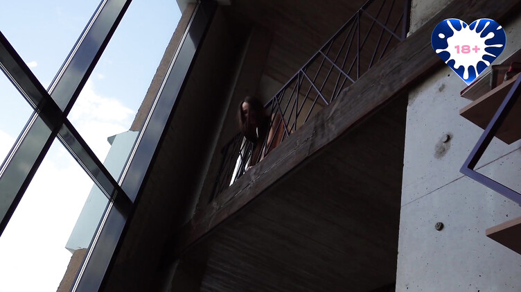 Бонни Блейз сосет спасителю и ебется с ним верхом