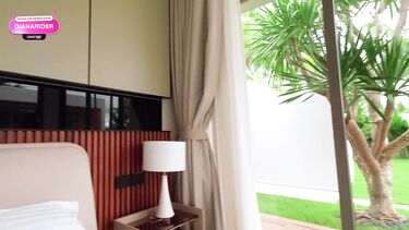 Стесняшка помогает парню снять первый ролик для порно блога