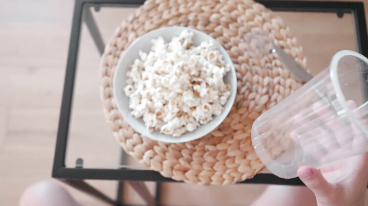 Пранк для сводной сестры: брат засунул член в попкорн и дал сестренке