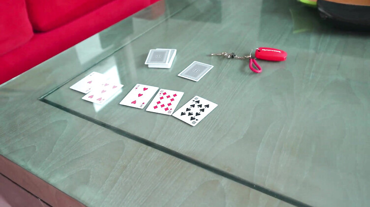 Жена друга: Русский муж проиграл в карты красивую жену и ждет пока ее трахнет его друг