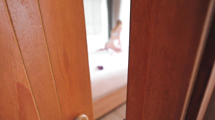 Подглядывание: Хозяин квартиры наказал сексом студентку за съемки в пореве