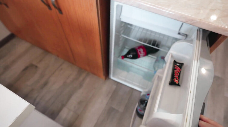 Рыжая сводная сестра с бодуна трахается с братом на его кровати