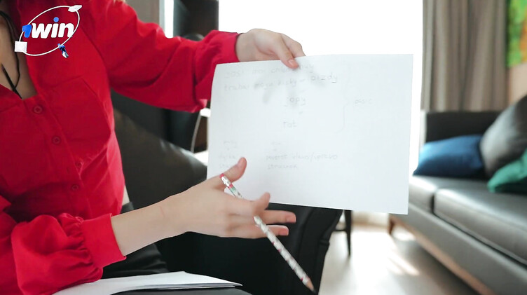 Иностранец трахает молодую училку русского языка в очках