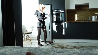 Рыжая русская служанка стонет от куни и трахается с работодателем