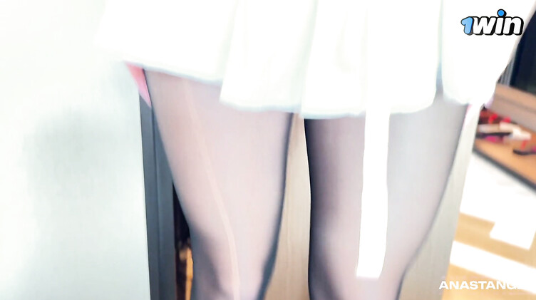 Грудастая блондинка в черных колготках трахается в отеле с парнем