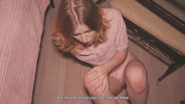 Застряла: Она опять застряла под кроватью в стрингах